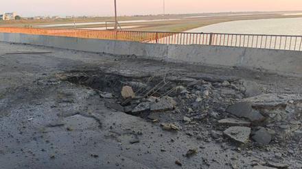 Die Brücke in Tschonhar, die die Krim und das Festland verbindet, wurde offenbar von ukrainischen Raketen beschädigt.