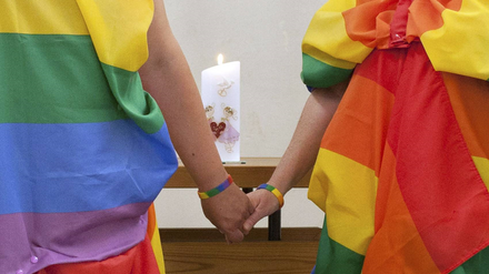 Mehr als 100 Menschen haben im Rahmen der „Out In Church“-Initiative öffentlich gemacht, queer zu sein.