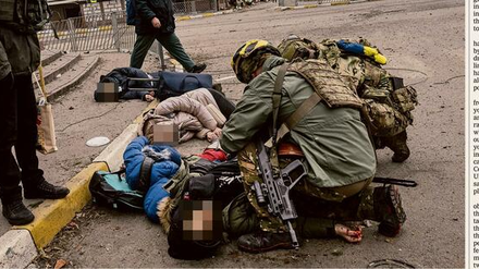 Lynsey Addario zeigt das Sterben in der Ukraine.
