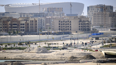 Die WM-Organisatoren in Katar mussten einräumen, dass bei der Errichtung von Bauten wie dem Lusail-Stadion in Doha Arbeitsmigranten misshandelt wurden.