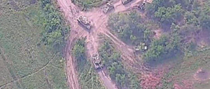 Zwei Leopard-Panzer (unten links im Bild) im Einsatz während der ukrainischen Offensive.