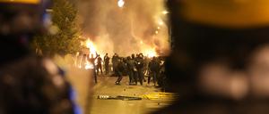 Polizeikräfte stehen Jugendlichen während Ausschreitungen in Nanterre, außerhalb von Paris, gegenüber.