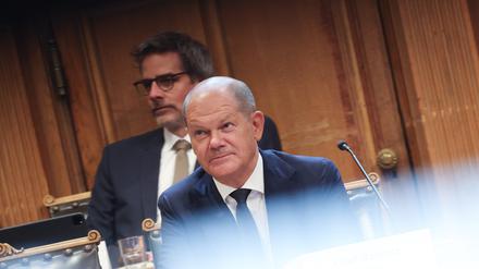 Bundeskanzler Olaf Scholz (SPD) sitzt auf seinem Platz auf der Senatsbank vor Beginn einer Sitzung des Parlamentarischen Untersuchungsausschusses ·Cum-Ex· im Plenarsaal der Hamburgischen Bürgerschaft im Rathaus. 
