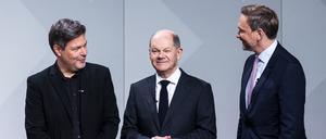 Da gaben sie sich noch harmonisch: Robert Habeck, Olaf Scholz und Christian Lindner nach der Unterzeichnung des Koalitionsvertrags im Dezember 2021.