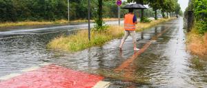 Eine nach der Unwetterfront vom 22. Juni überfluteten Straße in Hannover. 