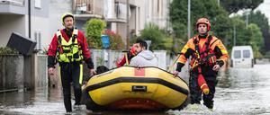 In Lugo in der Romagna bringen Helfer Menschen und Tiere mit Schlauchbooten auf den überfluteten Straßen in Sicherheit. 