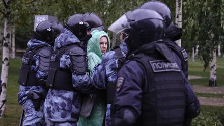 Polizisten halten eine Demonstrantin fest, die gegen die russische Teilmobilisierung protestiert.