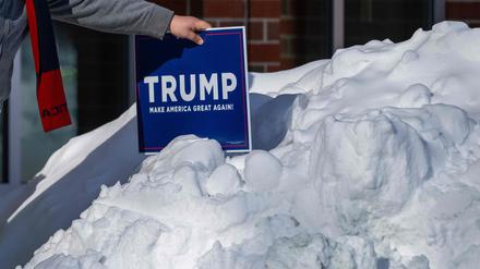 Ein Schild wirbt im schneebedeckten Iowa für Ex-Präsident Donald Trump. 