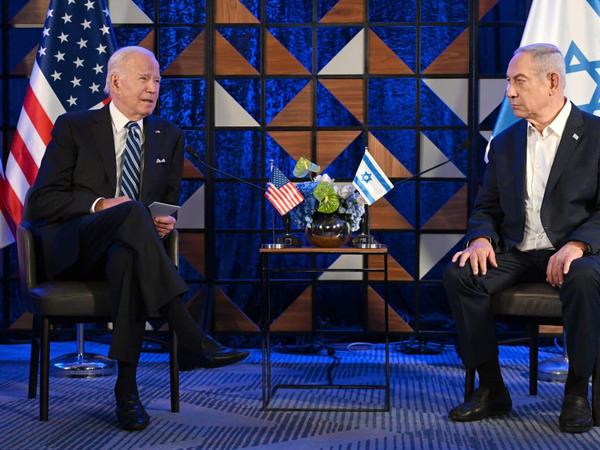 Joe Biden (l), Präsident der USA, und Benjamin Netanjahu, Ministerpräsident von Israel, bei einem Treffen in Tel Aviv im Herbst 2023. 