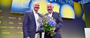 Aufbruchstimmung beim Sommerfest. VBKI-Präsident Markus Voigt gratuliert dem Regierenden Bürgermeister und Geburtstagskind, Kai Wegner.