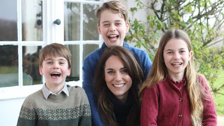 Das undatierte, vom Kensington-Palast herausgegebene Handout-Foto zeigt Kate, Prinzessin von Wales, mit ihren Kindern, Prinz Louis, Prinz George und Prinzessin Charlotte, aufgenommen in Windsor, Anfang dieser Woche, vom Prinzen von Wales. Bei dem zur Verfügung gestellten Bild besteht der Verdacht der digitalen Manipulation. 