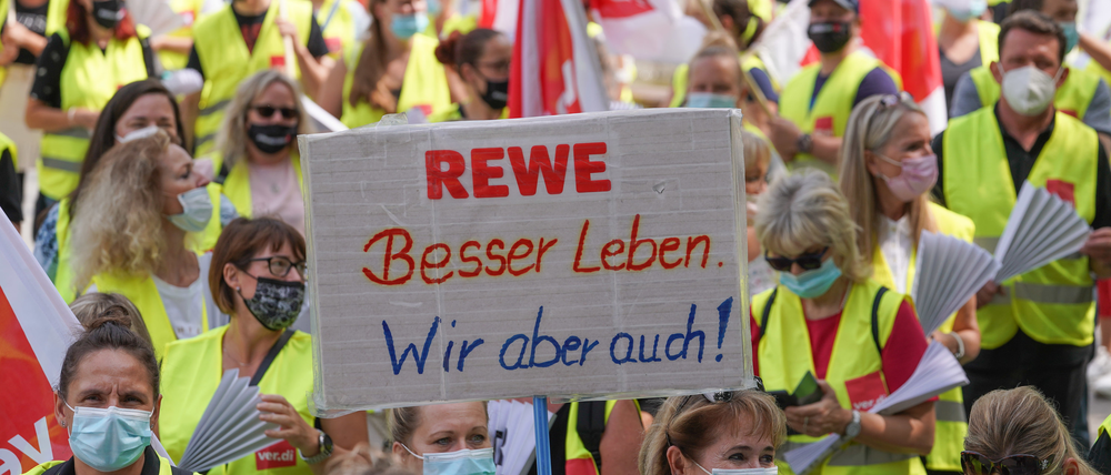 Angehörige der Gewerkschaft Verdi demonstrierten schon im Sommer auf dem Berliner Breitscheidplatz für höhere Löhne.