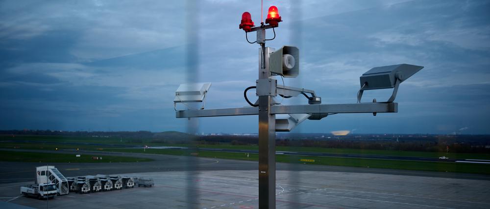 Blick durch die Glasscheiben der Besucherterrasse auf das Flugfeld am Dortmunder Flughafen.