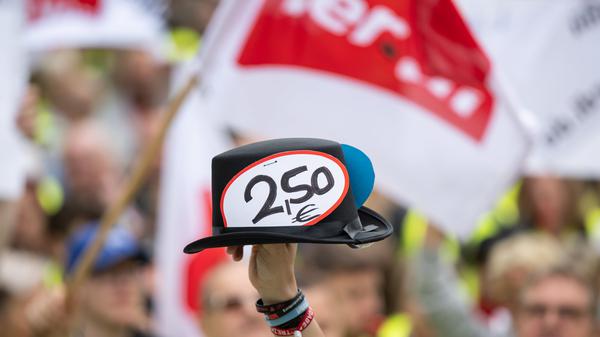 Ein Hut mit Sticker „2,50·“ wird während der Kundgebung hochgehalten. Die Gewerkschaft Verdi verhandelt über einen neuen Tarifvertrag für die Beschäftigten im Handel. 