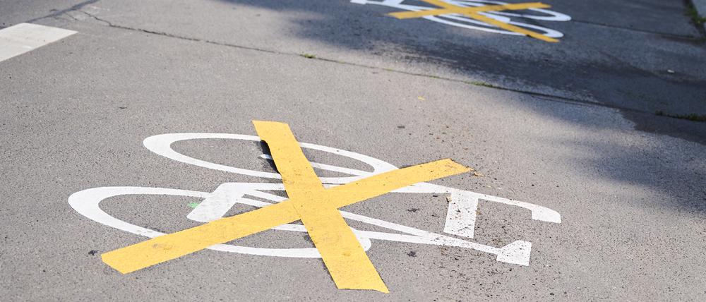 Auf der Ollenhauer Straße sind die Zeichen für den Radweg mit gelben Kreuzen zugeklebt. Der Radweg existiert nicht mehr. Die neue Verkehrsverwaltung lässt bestimmte Radfahrprojekte ruhen. +++ dpa-Bildfunk +++