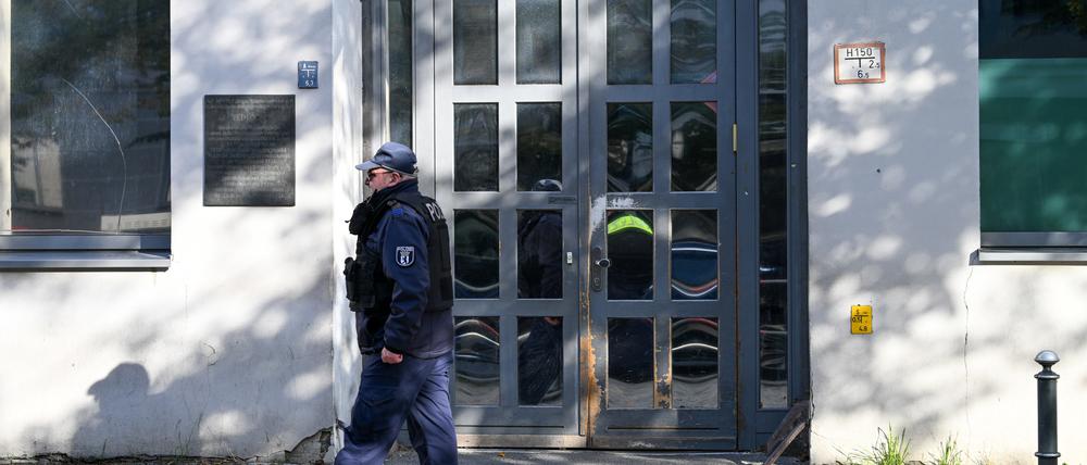 Ein Polizeibeamter geht an der Synagoge an der Brunnenstraße 33 in Berlin entlang, die Ziel eines Anschlags war.