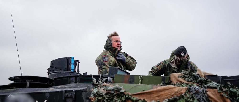 Verteidigungsminister Boris Pistorius sieht sich mit der Forderung konfrontiert, mehr deutsche Leopard-2-Kampfpanzer an die Ukraine zu liefern. Bisher waren es 18 Stück.  