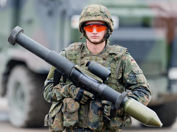 Ein Bundeswehrsoldat hält eine Panzerfaust 3 in der Hand.