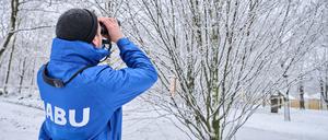 Fabian Karwinkel sucht mit seinem Fernglas Vögel in der Nähe des Tiergartens.