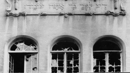 Die zerstörten Fenster der Kieler Synagoge, fotografiert  nach der Pogromnacht vom 9. November 1938. 