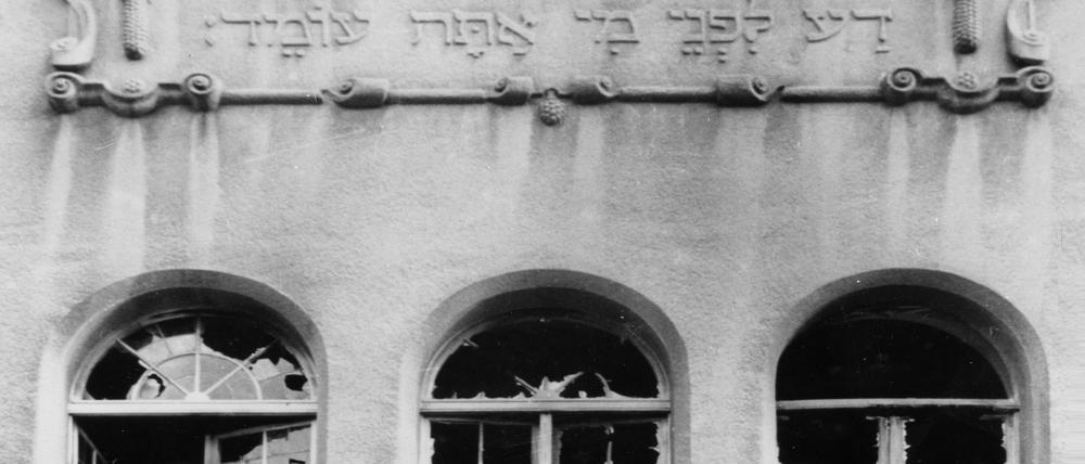 Die zerstörten Fenster der Kieler Synagoge, fotografiert  nach der Pogromnacht vom 9. November 1938. 