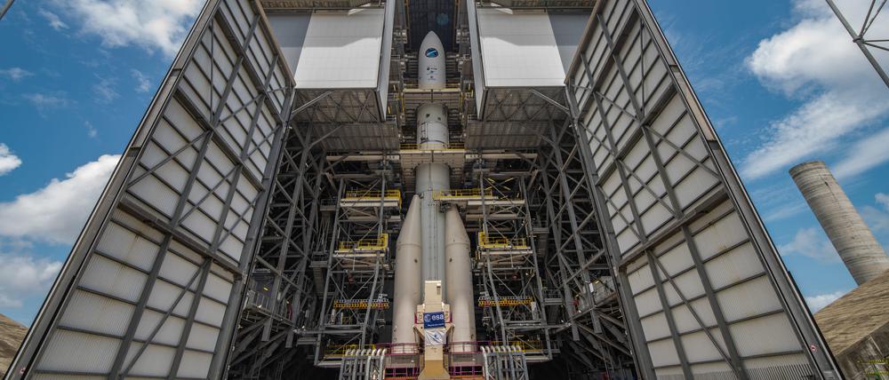 Die Startrampe der Ariane 6 auf dem europäischen Weltraumbahnhof in Französisch-Guayana beherbergt ein vollständig montiertes Exemplar der neuen Trägerrakete der Esa.