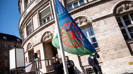 Zum internationalen Roma-Tag weht die Flagge der Roma vor der Berliner Justizverwaltung. 