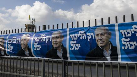 Plakate des ehemaligen israelischen Ministerpräsidenten Netanjahu hängen im Vorfeld der israelischen Parlamentswahlen an einem Zaun.
