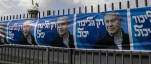 Plakate des ehemaligen israelischen Ministerpräsidenten Netanjahu hängen im Vorfeld der israelischen Parlamentswahlen an einem Zaun.