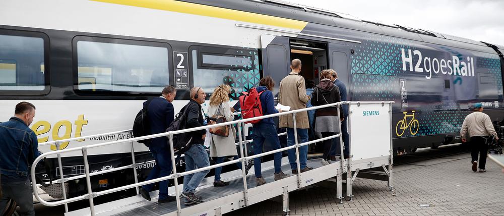 19.09.2022, Berlin: Medienvertreter betreten einen ausgestellten Zug der Firma Siemens bei einem Presserundgang vor Beginn der Bahntechnikmesse InnoTrans 2022 auf dem Messegelände in Berlin. Foto: Carsten Koall/dpa +++ dpa-Bildfunk +++