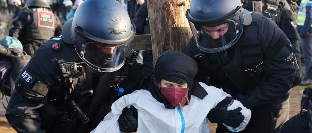 Die Polizei hebt die Blockaden der Klimaaktivisten in Lützerath auf.