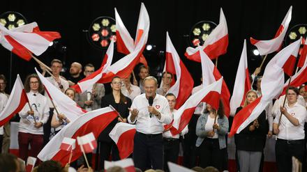 Donald Tusk, Vorsitzender der liberalkonservativen Bürgerkoalition (KO) und ehemaliger Präsident des Europäischen Rates, feiert den Erfolg mit seinen Anhänger:innen. 
