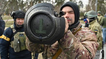Ukrainische Territorialverteidigungskräfte trainieren den Einsatz von aus dem Westen gelieferten Panzerabwehr-Waffen Anfang März in Kiew. 