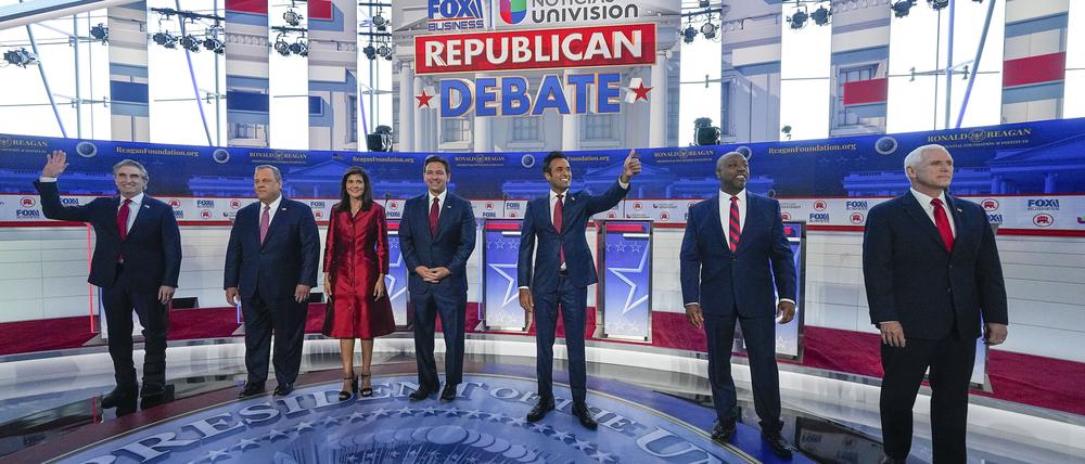 Die republikanischen Präsidentschafts-Anwärter Doug Burgum (l-r), Chris Christie, Nikki Haley, Ron DeSantis, Vivek Ramaswamy, Tim Scott und Mike Pence stehen vor dem Beginn einer republikanischen TV-Debatte zusammen. 