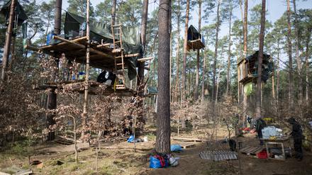 Baumhäuser hängen in einem Camp der Initiative «Tesla stoppen» in einem Kiefernwald nahe der Tesla-Gigafactory Berlin-Brandenburg. An diesem Freitag um 24 Uhr läuft die Genehmigung für das Camp ab.