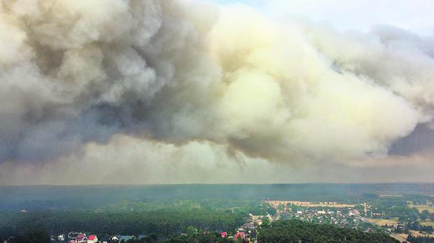 Eine Drohnenaufnahme der Rauchwolke über Beelitz.