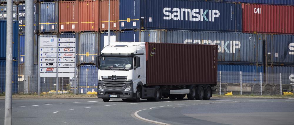 Ein LKW fährt mit einem Container in den Duisburger Hafen. Laut einer Prognose des Verkehrsministeriums bleibt der LKW das dominierende Verkehrsmittel im Güterbereich.