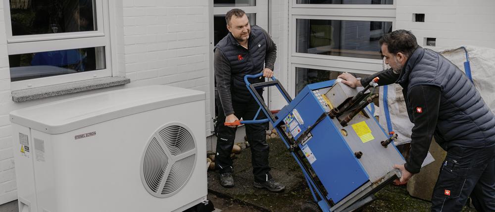 Im vergangenen Jahr wurden in Deutschland 236.000 Wärmepumpen installiert. Ohne Handwerker ist die Energiewende nicht zu schaffen.
