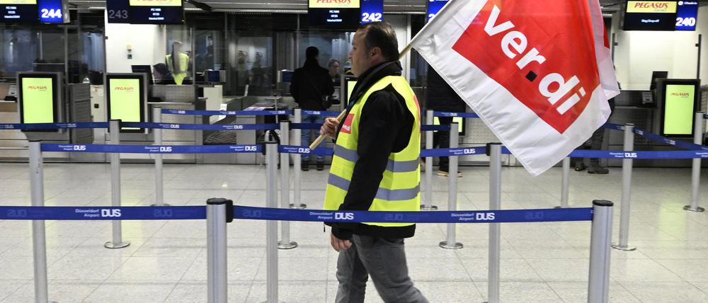 Beschäftigte der Abfertigung des Flughafens streiken seit Anfang Februar für bessere Löhne. 