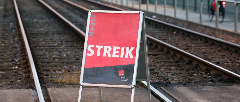  Auf den Gleisen vor dem Depot der Rostocker Straßenbahn steht ein Schild mit der Aufschrift „Streik“.