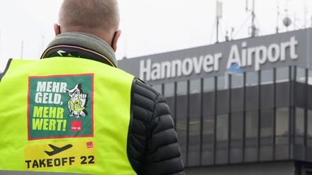 Sicherheitspersonal vom Flughafen Hannover steht bei einem Warnstreik im März 2022 am Terminal A.