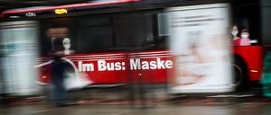Es war einmal: Dieser Kieler Bus darf schon längst wieder ohne Schutzmaske betreten werden, andernorts fällt die FFP-2-Pflicht Anfang Februar.