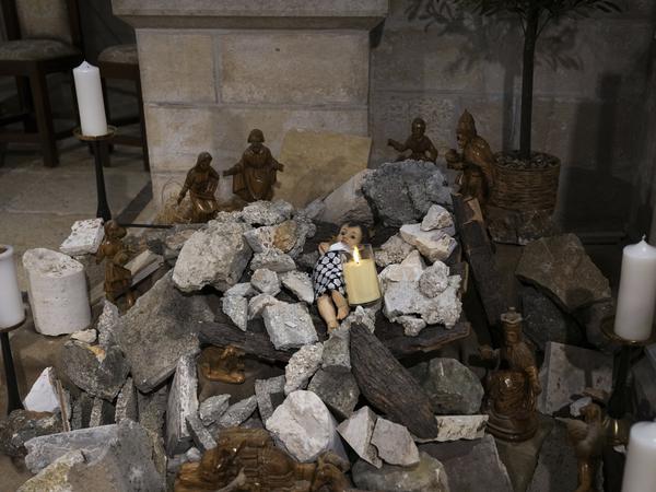 Die Installation einer Szene der Geburt Christi mit einer Figur, die das Jesuskind symbolisiert, das inmitten von Trümmern liegt, in Anspielung auf Gaza, ist in der evangelisch-lutherischen Kirche in der Stadt Bethlehem im Westjordanland zu sehen. 
