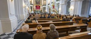  Gläubige sitzen beim Weihnachtsgottesdienst in der Kathedrale. 