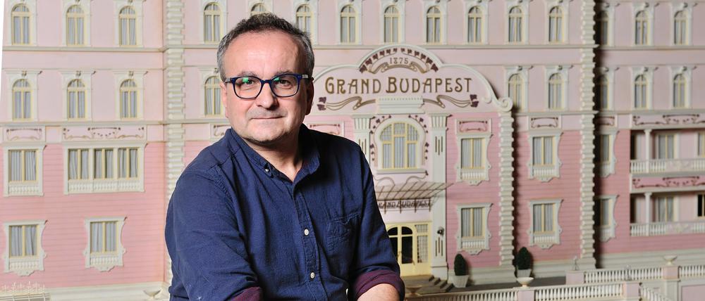 Simon Weisse vor einem Modell des Grand Budapest Hotel aus dem gleichnamigen Film.