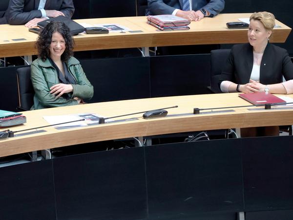 Plätze mit gebührendem Abstand: Bettina Jarasch (Bündnis 90/Die Grünen), Verkehrs- und Umweltsenatorin, und Franziska Giffey, Regierende Bürgermeisterin.