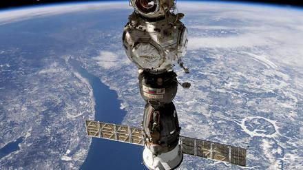 Die Sojus-Kapsel der Internationalen Raumstation (ISS) während ihres Fluges. Ein erhebliches Leck verhindert den Rückflug.