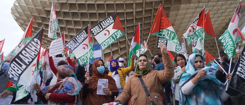 „Freie Sahara - Frieden und Gerechtigkeit“, fordern Frauen bei einer Demonstration, um gegen Spaniens Anerkennung des marokkanischen Autonomieplans zu protestieren. 