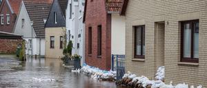 Die Hochwasserlage macht den Menschen in den betroffenen Regionen Deutschlands weiter zu schaffen.
