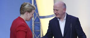 Franziska Giffey (SPD), Regierende Bürgermeisterin, und Kai Wegner (CDU), Spitzenkandidat, geben sich im Berliner Abgeordnetenhaus in einem TV-Studio die Hand.